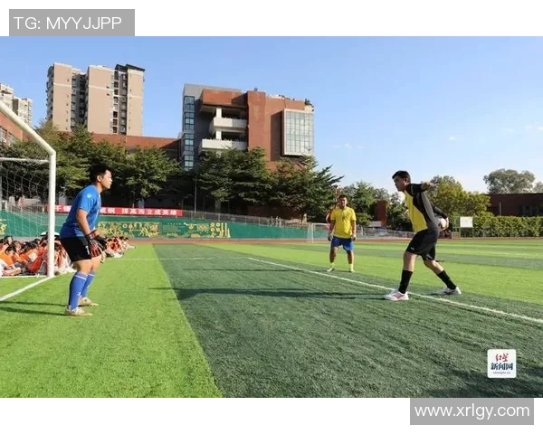 在操场上拍照记录足球瞬间的青春与激情 在操场上拍照记录足球瞬间的青春与激情