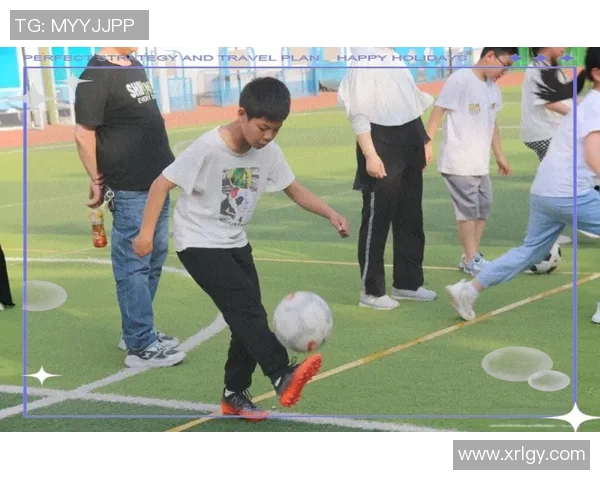 家庭足球图画中的温馨瞬间与亲子互动的乐趣探索 家庭足球图画中的温馨瞬间与亲子互动的乐趣探索